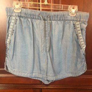 Chambray shorts with embroidery